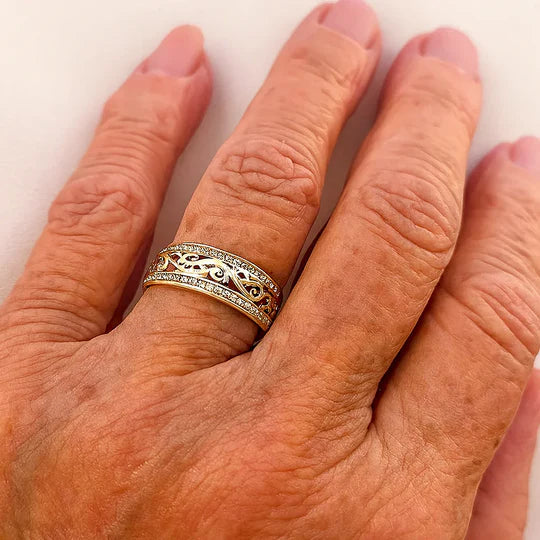 Anillo de oro brillante con detalles calados.