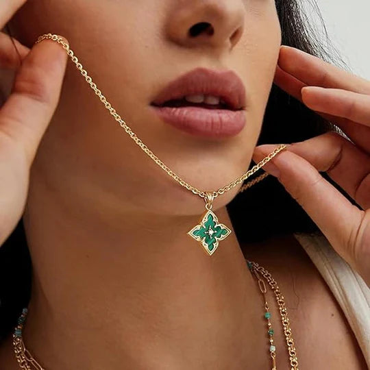 Collar con colgante de trébol de esmeralda y oro