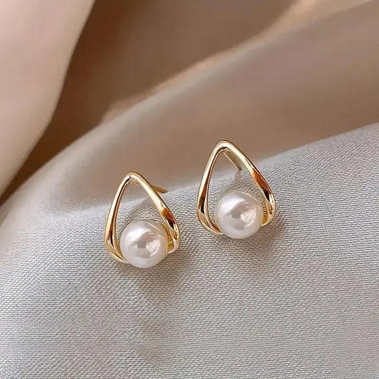 Elegantes pendientes triangulares con perlas.