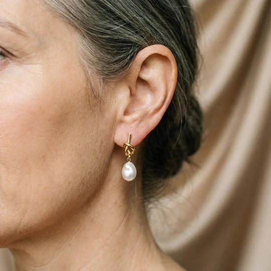 Pendientes barrocos con forma de margarita en oro.