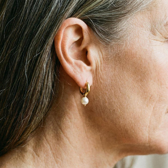 Pendientes pequeños de perlas chapadas en oro