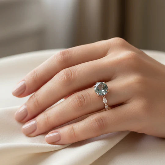 Gold ring with Sapphire sparkle.