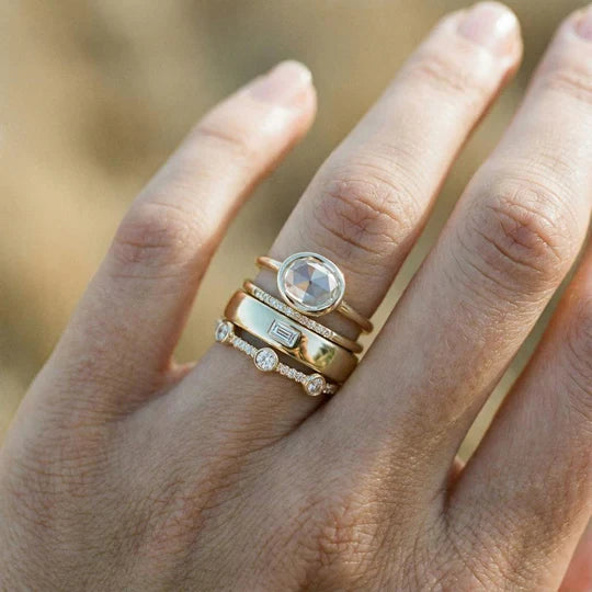 Anillo retro dorado con circonita cúbica.