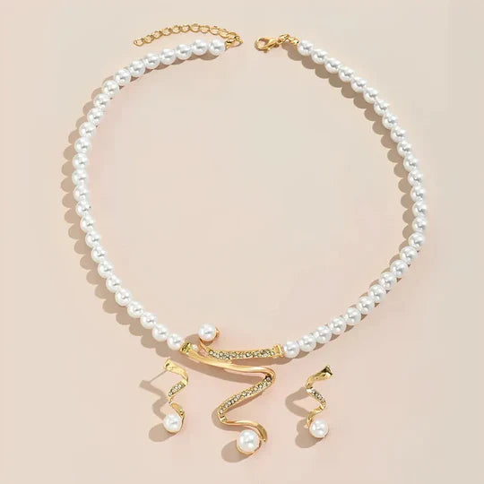 Conjunto de collar y pendientes de perlas naturales.