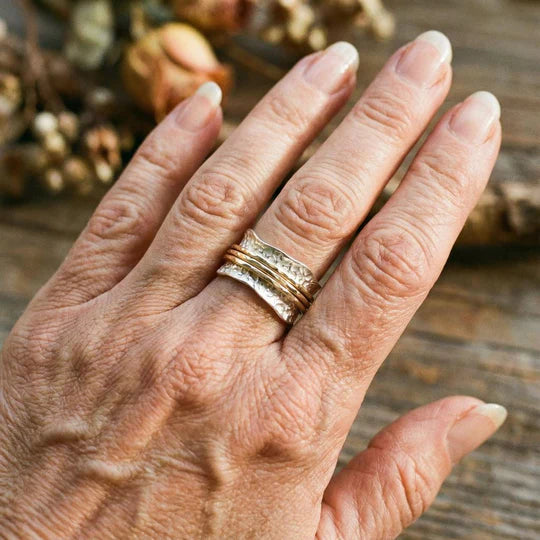Finely crafted vintage Ring in Gold and Silver.