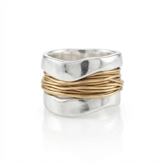 Anillo de plata con hilos de oro.