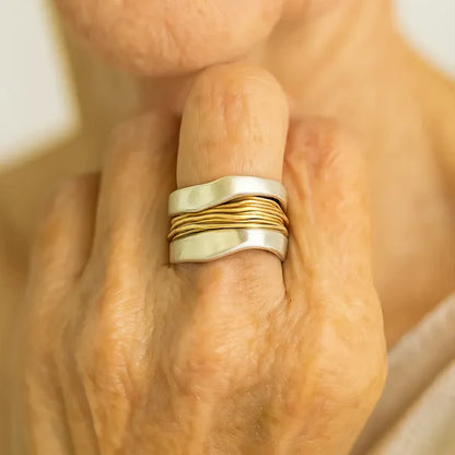 Anillo de plata con hilos de oro.