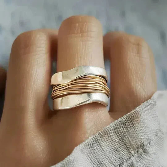 Anillo de plata con hilos de oro.