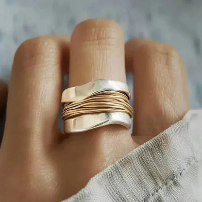 Anillo de plata con hilos de oro.
