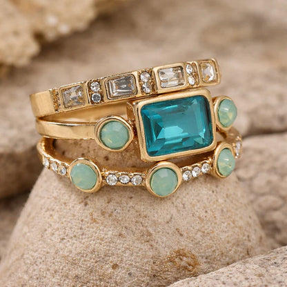 Anillo adornado con piedras azules y circonitas cúbicas.