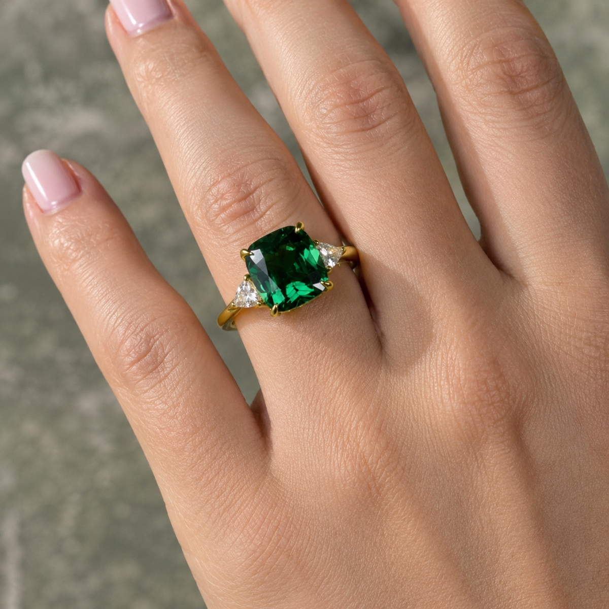 Elegante anillo con piedra verde.