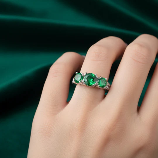 Anillo con 3 piedras de esmeralda
