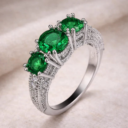 Anillo con 3 piedras de esmeralda