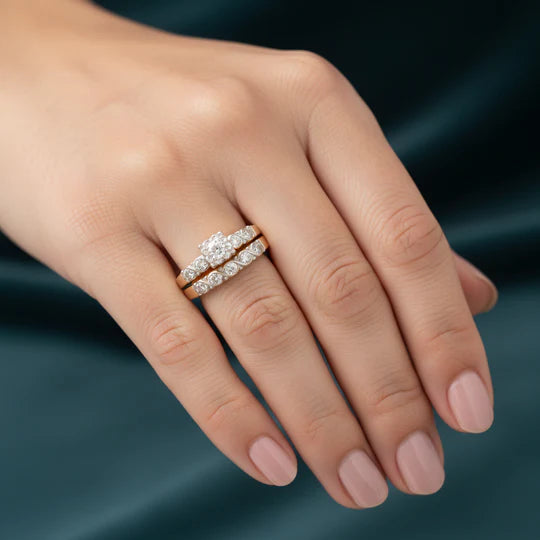 Anillo de oro con brillo eterno