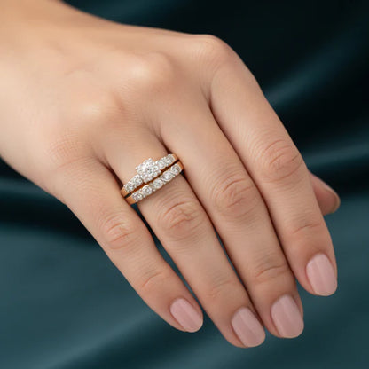 Anillo de oro con brillo eterno