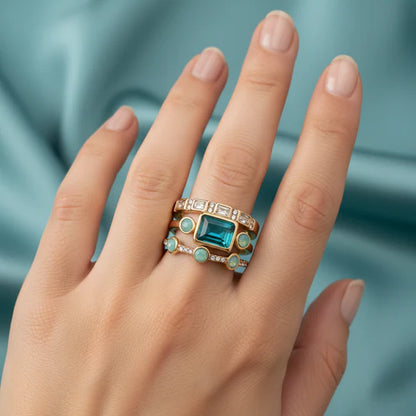Anillo adornado con piedras azules y circonitas cúbicas.