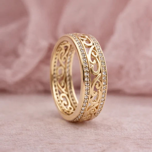 Anillo de oro brillante con detalles calados.