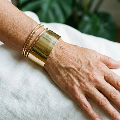 Classic retro bracelet in gold color.