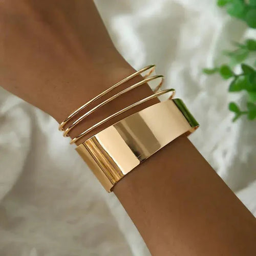 Classic retro bracelet in gold color.