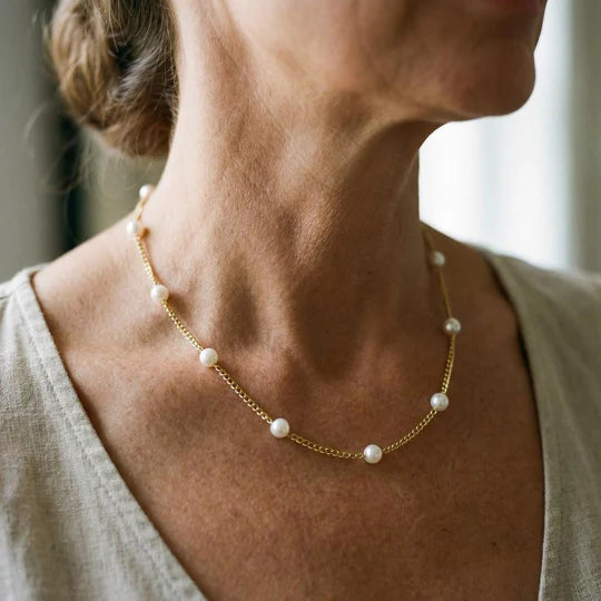 Gold necklace with natural pearl.