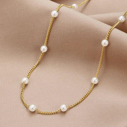 Gold necklace with natural pearl.