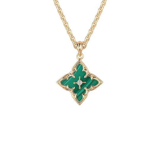 Collar con colgante de trébol de esmeralda y oro