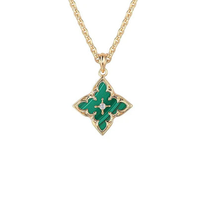 Collar con colgante de trébol de esmeralda y oro