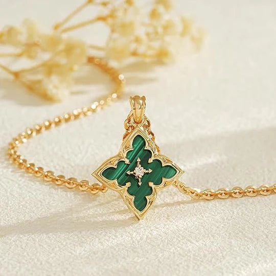 Collar con colgante de trébol de esmeralda y oro