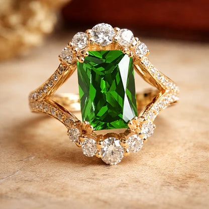 Elegant Ring with Emerald stone.