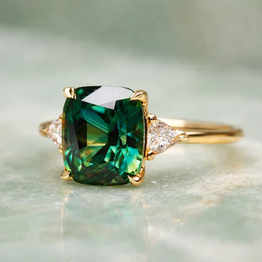Elegante anillo con piedra verde.
