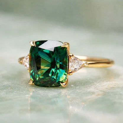Elegante anillo con piedra verde.