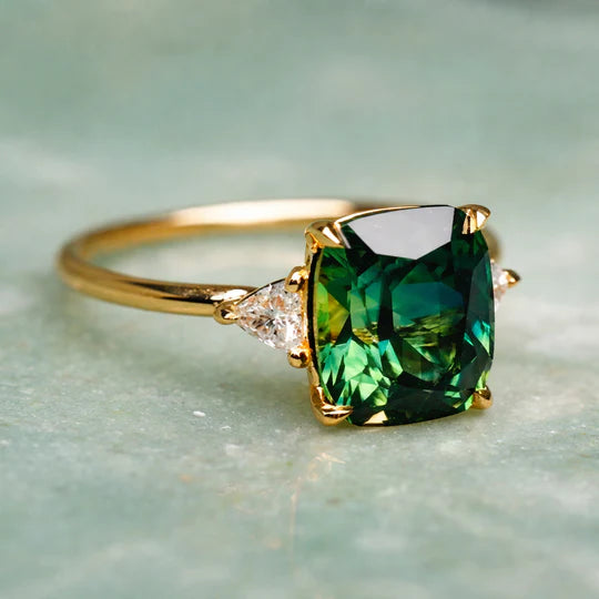 Elegante anillo con piedra verde.
