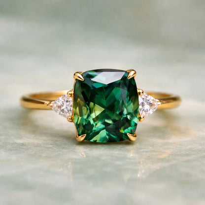 Elegante anillo con piedra verde.