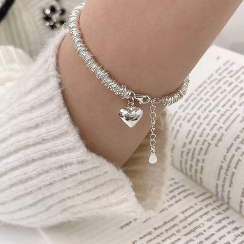 Elegante pulsera de plata con forma de corazón