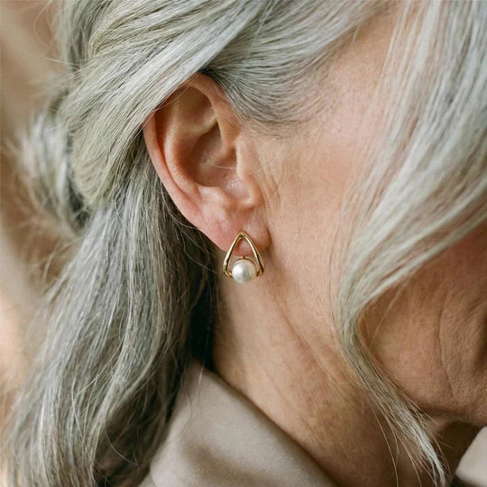 Retro earrings in gold and diamonds.