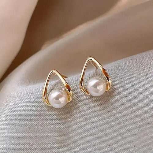 Elegantes pendientes triangulares con perlas.