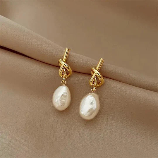 Pendientes barrocos con forma de margarita en oro.