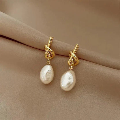 Pendientes barrocos con forma de margarita en oro.