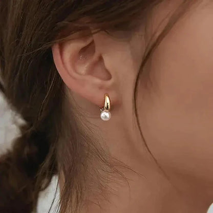 Pendientes pequeños de perlas chapadas en oro