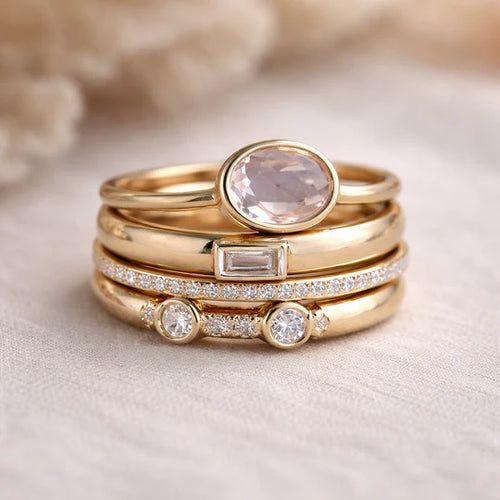 Anillo retro dorado con circonita cúbica.