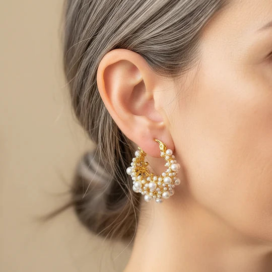Pendientes de oro con diseño vintage y perlas.