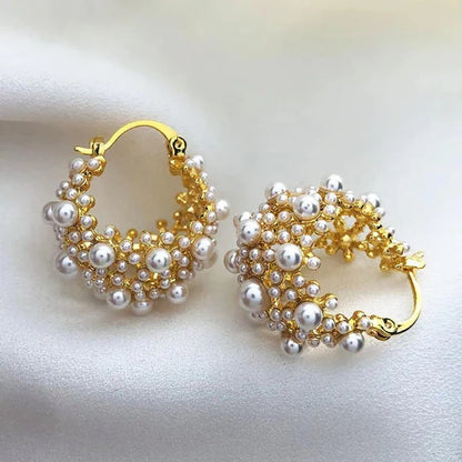 Pendientes de oro con diseño vintage y perlas.