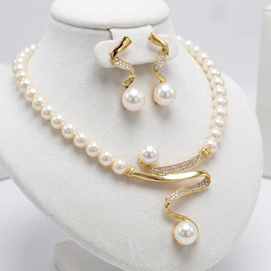 Conjunto de collar y pendientes de perlas naturales.