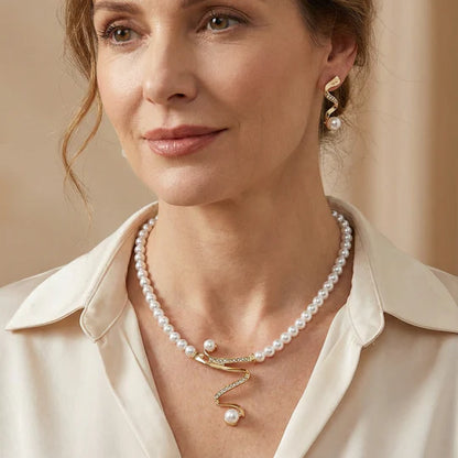 Conjunto de collar y pendientes de perlas naturales.