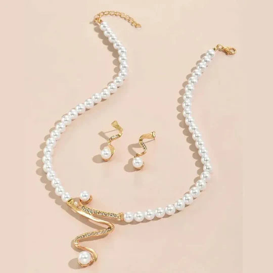 Conjunto de collar y pendientes de perlas naturales.