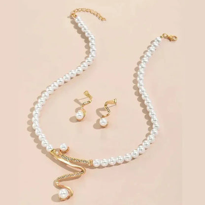Conjunto de collar y pendientes de perlas naturales.