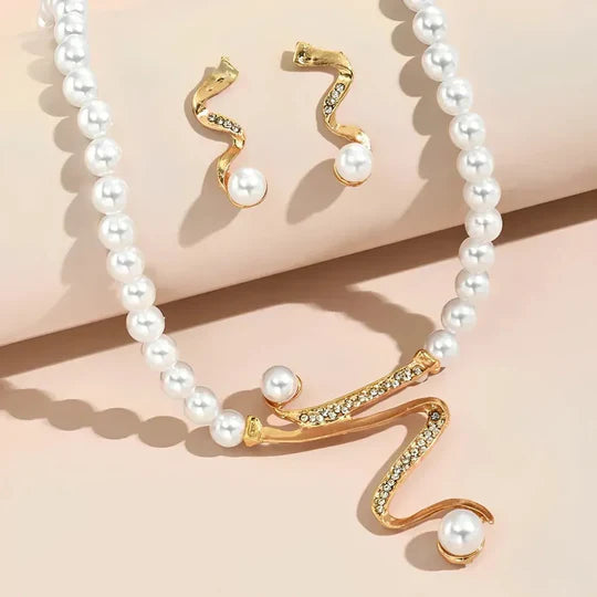 Conjunto de collar y pendientes de perlas naturales.