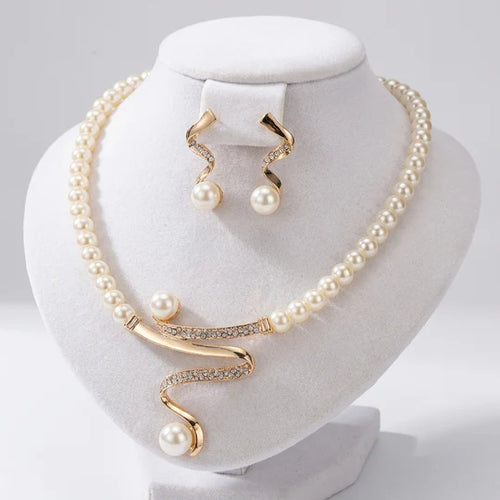 Conjunto de collar y pendientes de perlas naturales.